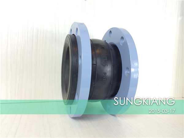 大型水處理設(shè)備可撓曲橡膠軟接頭 DN125單球橡膠接頭,上海DN125單球橡膠接頭,淞江DN125單球橡膠接頭