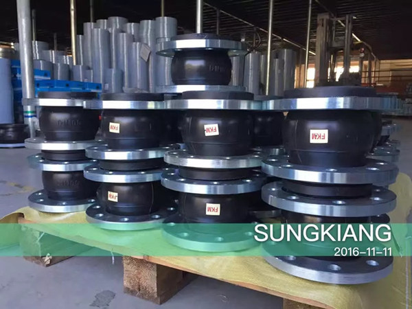 DN100氟橡膠接頭組裝發(fā)貨“認(rèn)準(zhǔn)淞江集團(tuán)” 橡膠接頭