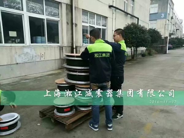 熱鍍鋅內襯四氟橡膠接頭準備發貨 橡膠接頭