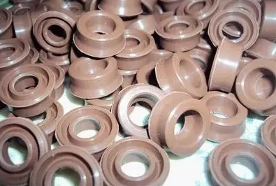 橡膠接頭：氟橡膠的回?zé)? title=